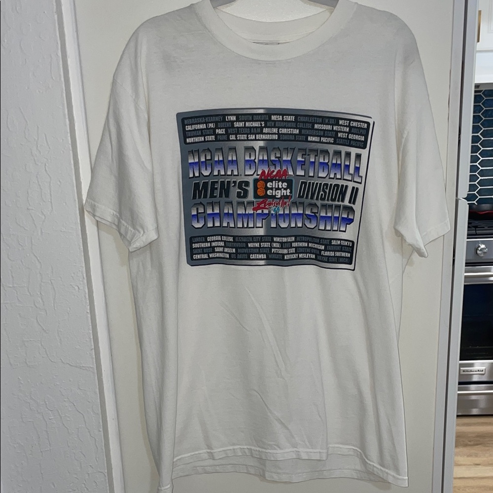 Gear For Sports Vintage White NCAA Basketball Championship Elite 8 Tee XL